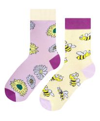 Цветни чорапи с пчелички и цветя - комфорт и стил!